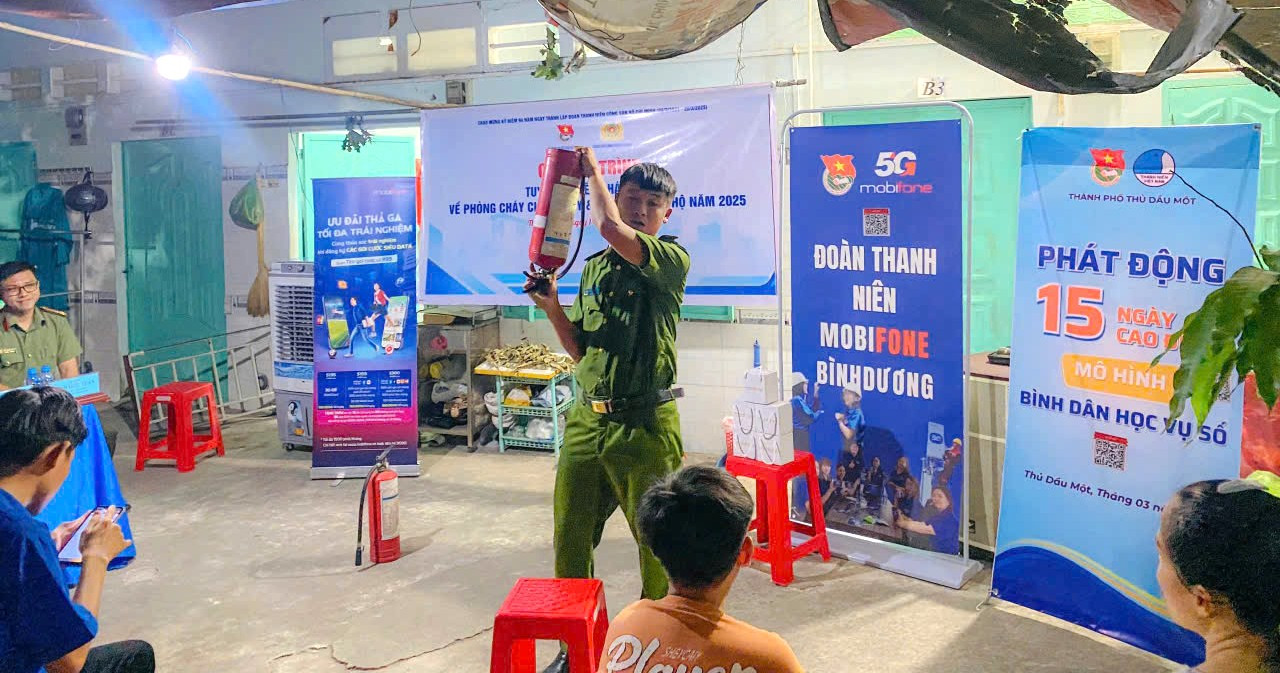 Cán bộ, chiến sĩ hướng dẫn cách sử dụng bình chữa cháy tại khu nhà trọ. Cán bộ, chiến sĩ hướng dẫn cách sử dụng bình chữa cháy tại khu nhà trọ.