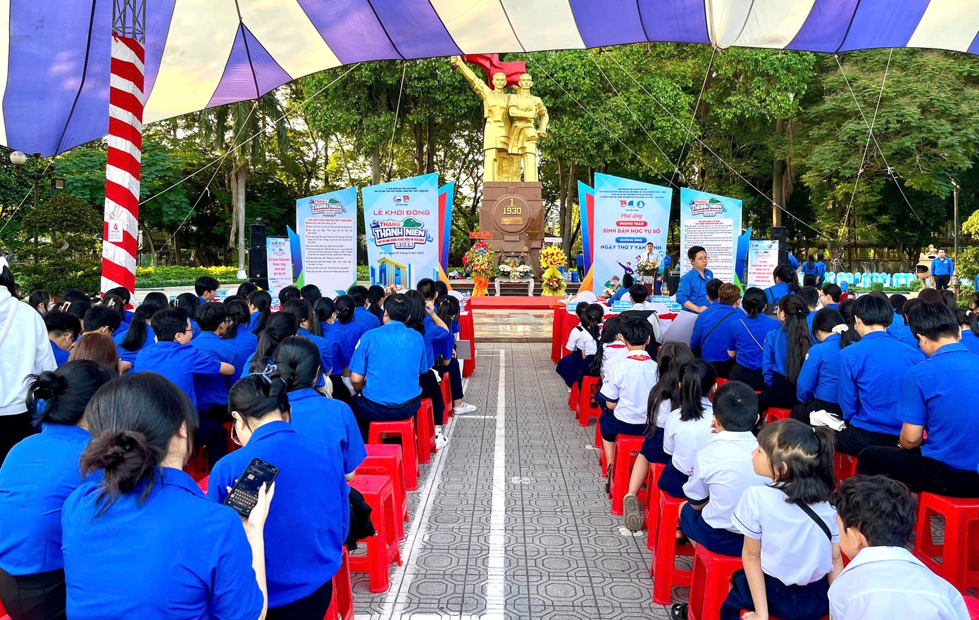 Đoàn viên thanh niên tham dự chương trình phong trào “Bình dân học vụ số” và tập huấn chuyển đổi số trong lễ khởi động Tháng thanh niên năm 2025 tại Bình Dương