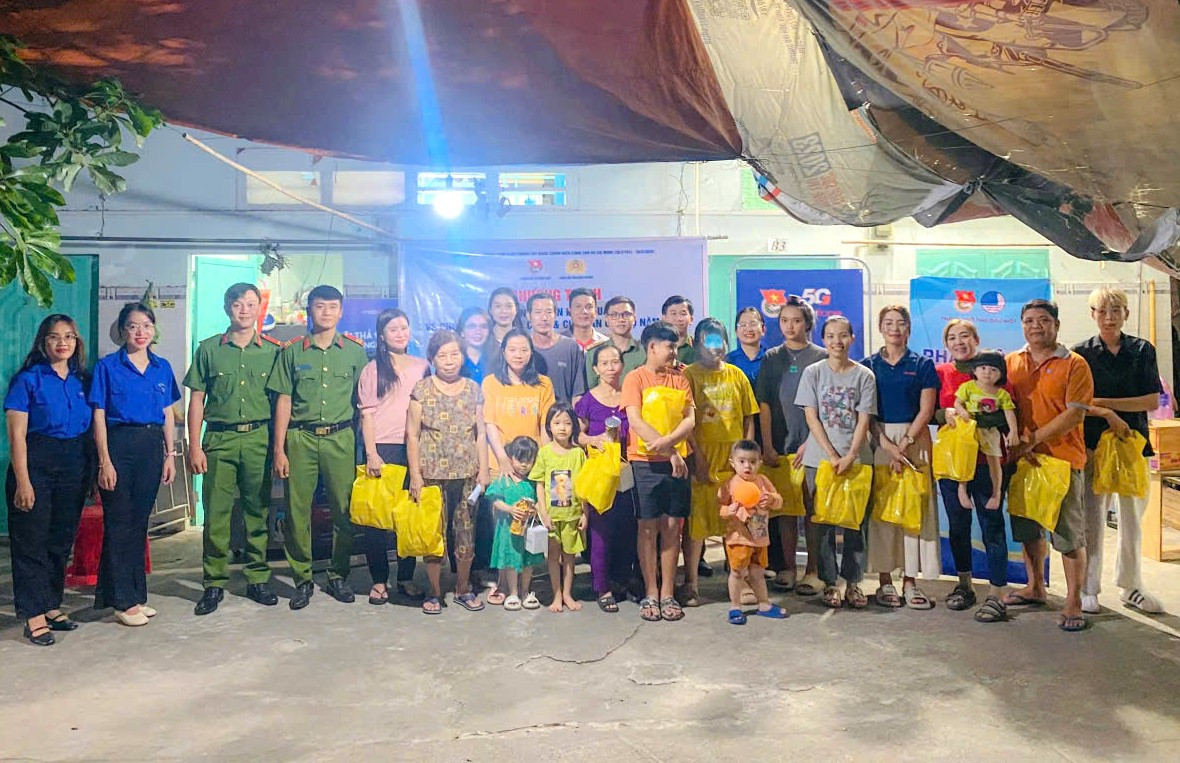 Tặng quà cho người ở trọ tại các điểm tổ chức tuyên truyền Tặng quà cho người ở trọ tại các điểm tổ chức tuyên truyền