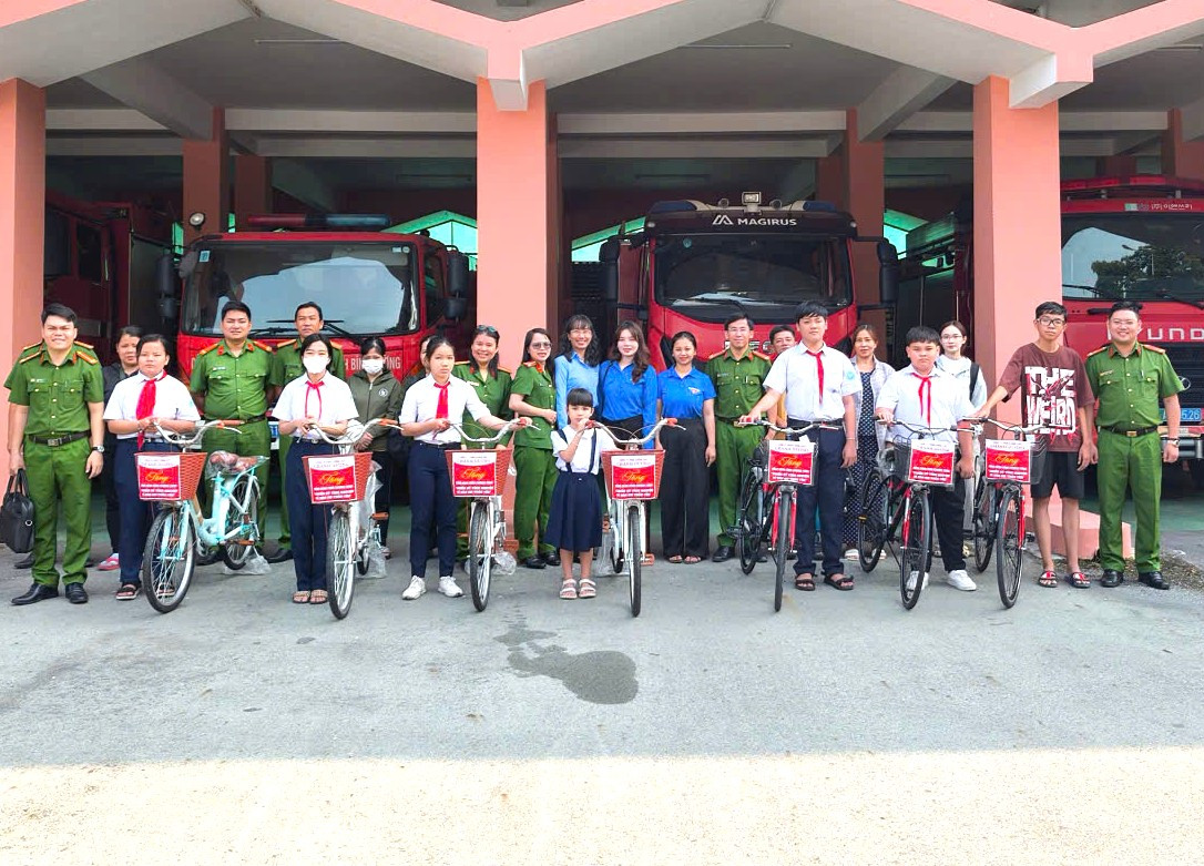 Tặng xe đạp cho các em học sinh có hoàn cảnh khó khăn, nỗ lực học tập tốt Tặng xe đạp cho các em học sinh có hoàn cảnh khó khăn, nỗ lực học tập tốt