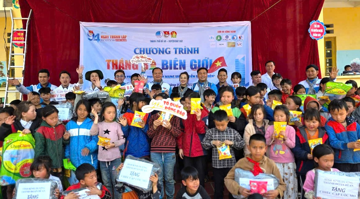 Tặng quà thiếu nhi