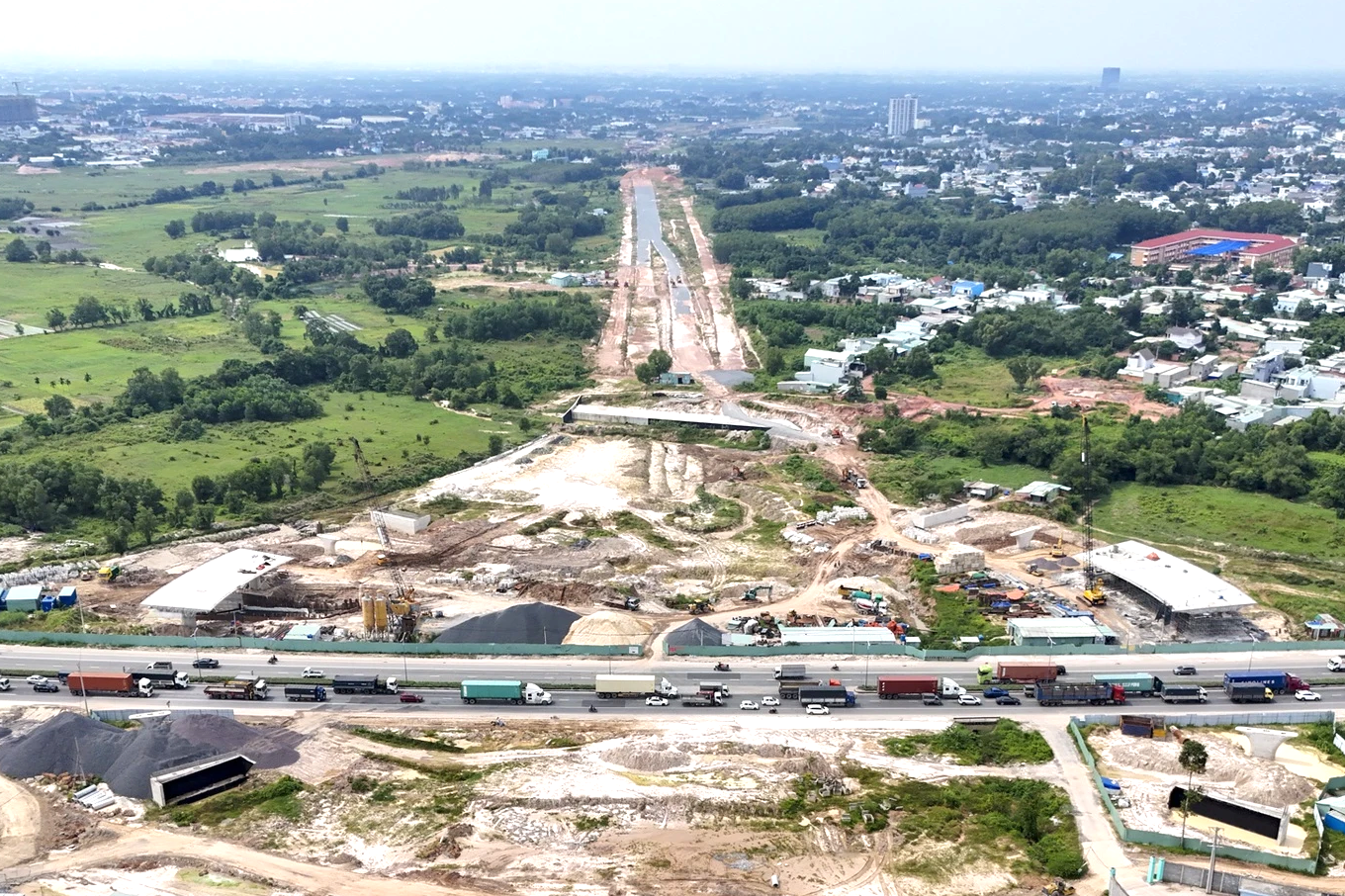 Đường vành đai 3 TPHCM đoạn đi qua đường Mỹ Phước Tân Vạn (Bình Dương). Đây là Nút giao Bình Chuẩn, dự kiến cơ bản hoàn thành dịp 2/9 tới. Đường vành đai 3 TPHCM đoạn đi qua đường Mỹ Phước Tân Vạn (Bình Dương). Đây là Nút giao Bình Chuẩn, dự kiến cơ bản hoàn thành dịp 2/9 tới.