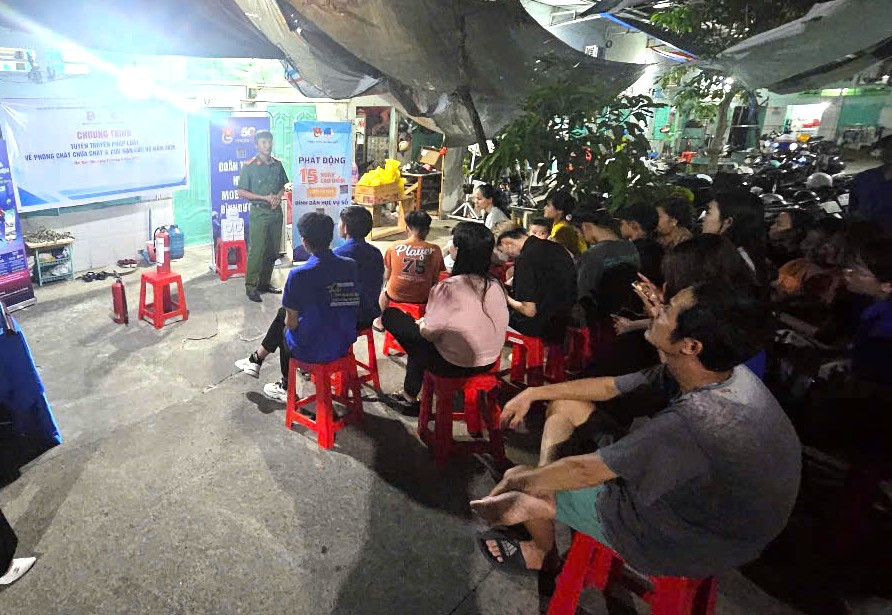 Tuyên truyền phòng cháy và thoát nạn khi xảy ra sự cố cháy, nổ tại khu nhà trọ. Tuyên truyền phòng cháy và thoát nạn khi xảy ra sự cố cháy, nổ tại khu nhà trọ.