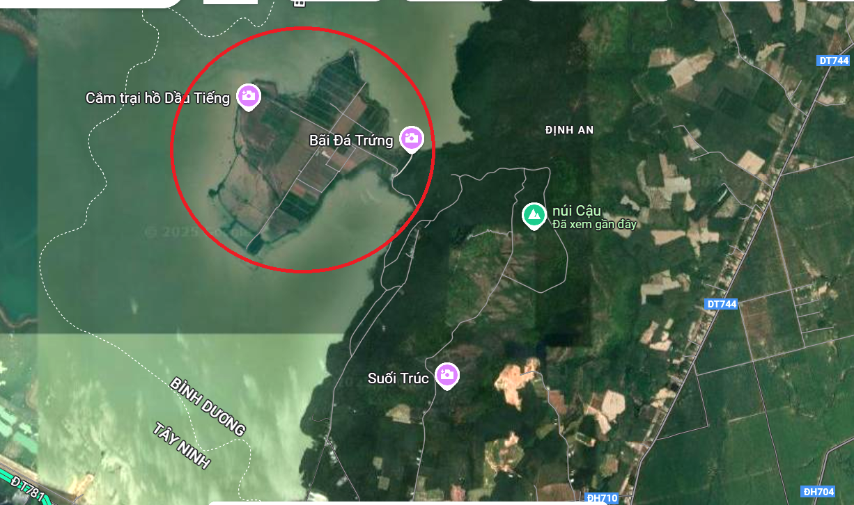 Dự kiến, dự án khi triển khai sẽ bao gồm các hạng mục: Du lịch nghỉ dưỡng; du lịch thể thao (leo núi, xe đạp địa hình); du lịch cắm trại trong rừng; du lịch khám phá thiên nhiên, khám phá lịch sử vùng Núi Cậu; du lịch văn hóa, tâm linh chùa Thái Sơn; du lịch cắm trại về nguồn, sinh hoạt tập thể… Các sản phẩm du lịch phù hợp bao gồm: Du lịch cộng đồng với sản phẩm cây rừng, cây ăn quả, thủy sản trên đất rừng phòng hộ của hộ được khoán, có thể theo phương thức du lịch homestay hoặc farmstay. Ảnh: Vị trí bán đảo Tha La vòng tròn đỏ được chụp từ vệ tinh.