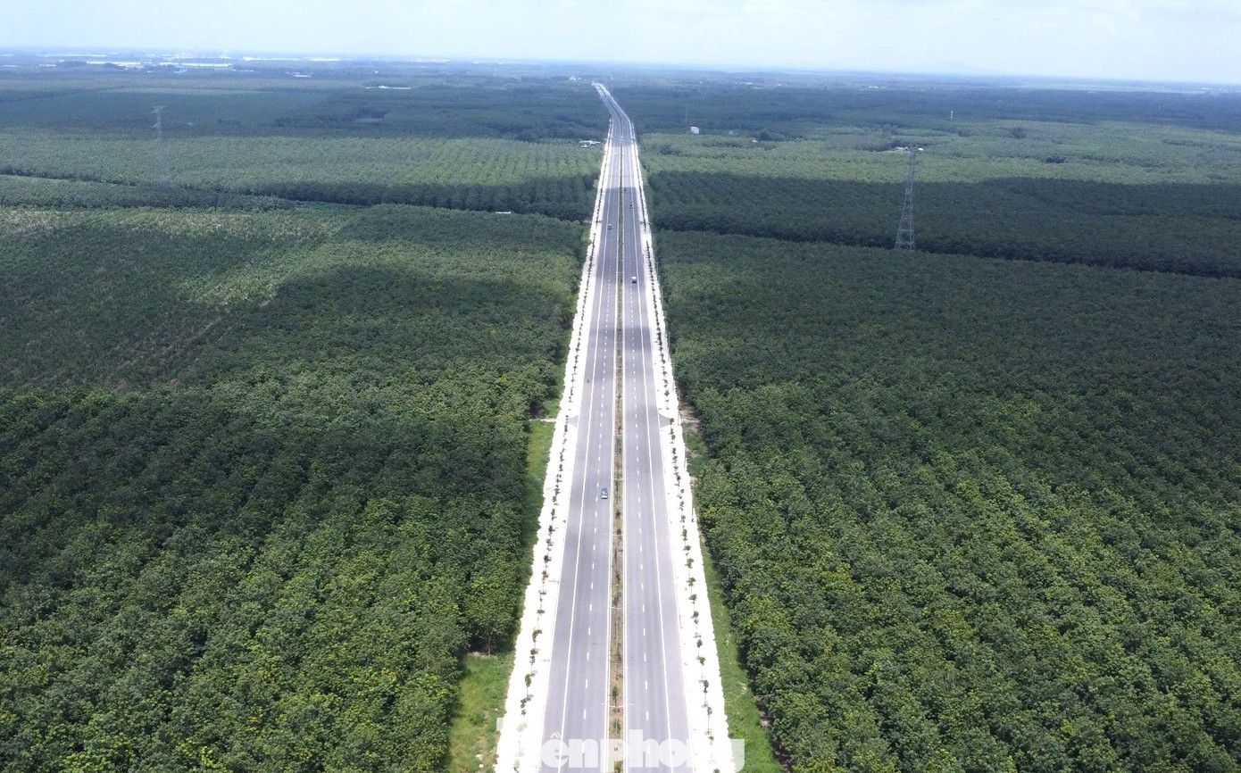 Tuyến đường Bắc Tân Uyên - Phú Giáo - Bàu Bàng không chỉ tạo điều kiện thuận lợi cho việc vận chuyển hàng hóa mà còn là mắt xích quan trọng trong việc hoàn thiện mạng lưới giao thông kết nối tỉnh Bình Dương, Bình Phước và Đồng Nai. Tuyến đường Bắc Tân Uyên - Phú Giáo - Bàu Bàng không chỉ tạo điều kiện thuận lợi cho việc vận chuyển hàng hóa mà còn là mắt xích quan trọng trong việc hoàn thiện mạng lưới giao thông kết nối tỉnh Bình Dương, Bình Phước và Đồng Nai.