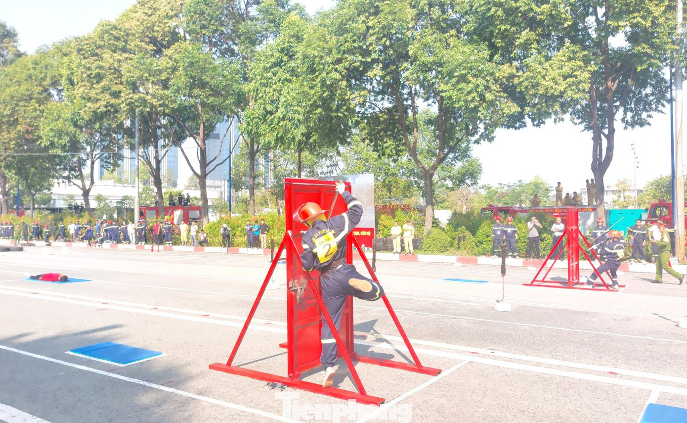 Các đội tuyển thực hiện thao tác phá khóa cửa để cứu người.