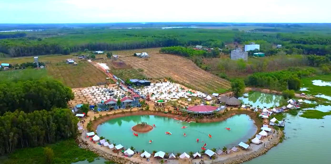 Khu vực ven hồ Dầu Tiếng được người dân địa phương tận dụng để kinh doanh dịch vụ du lịch.