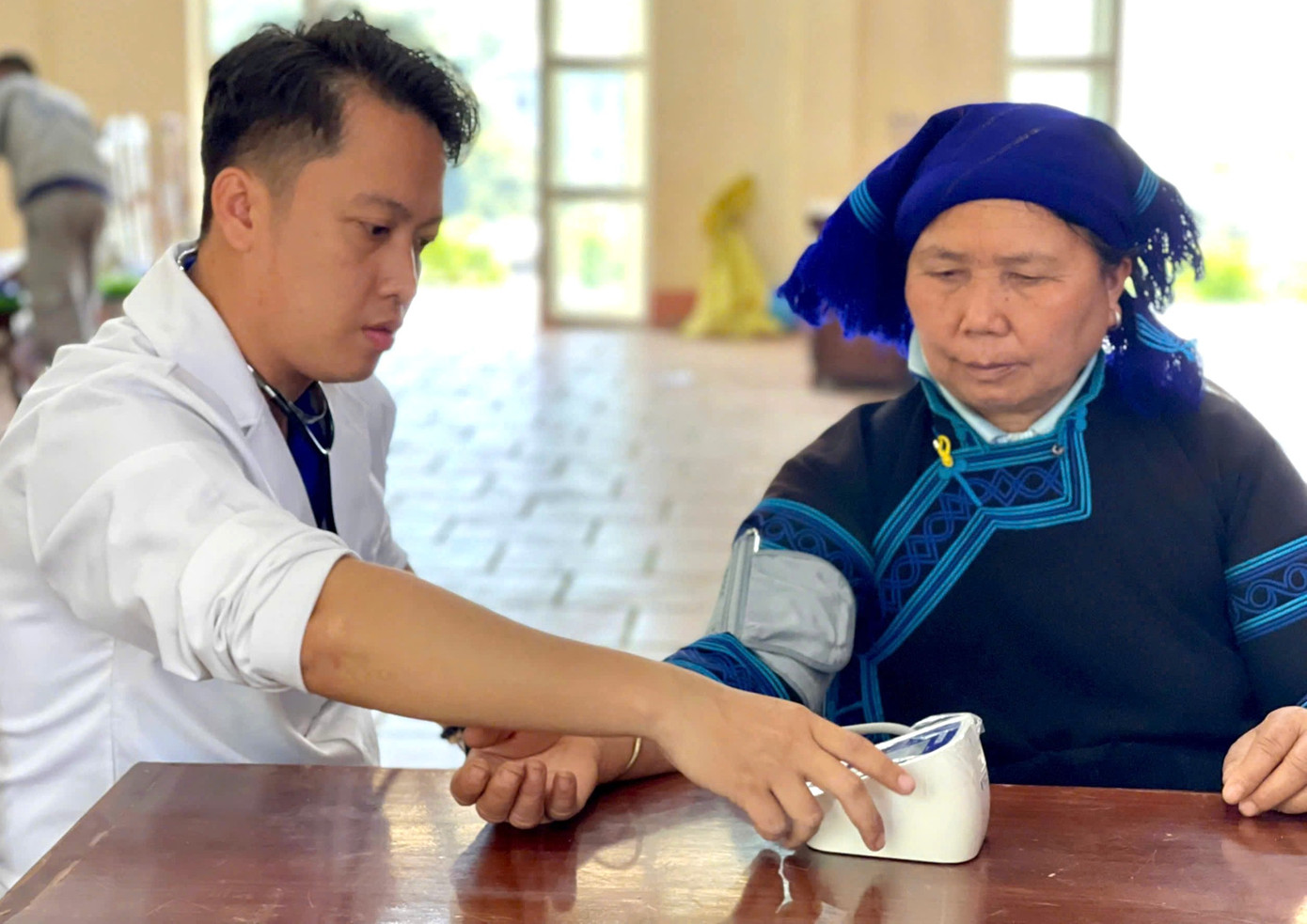 Khám, phát thuốc miễn phí cho người dân