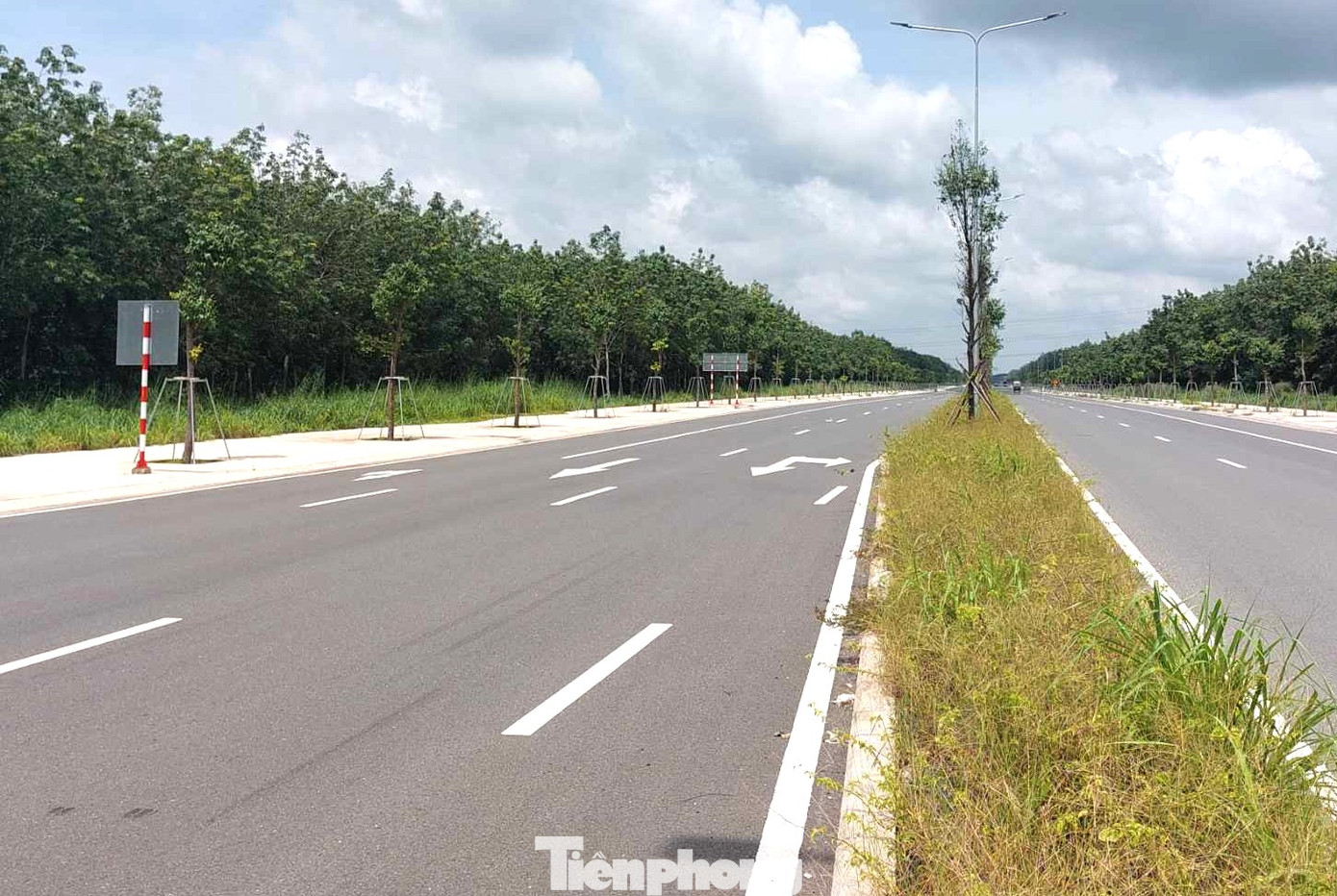 Tuyến đường tạo lực Bắc Tân Uyên - Phú Giáo - Bàu Bàng dài gần 50km, vận tốc thiết kế 80km/h với 6 làn xe. Công trình bao gồm cây xanh tạo cảnh quan, hệ thống đèn chiếu sáng, hệ thống thoát nước và 2 cây cầu bê tông cốt thép có tuổi thọ thiết kế 100 năm. Tuyến đường tạo lực Bắc Tân Uyên - Phú Giáo - Bàu Bàng dài gần 50km, vận tốc thiết kế 80km/h với 6 làn xe. Công trình bao gồm cây xanh tạo cảnh quan, hệ thống đèn chiếu sáng, hệ thống thoát nước và 2 cây cầu bê tông cốt thép có tuổi thọ thiết kế 100 năm.