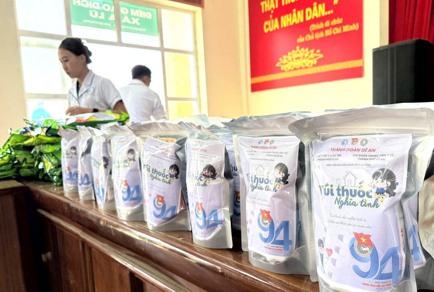 Phát túi thuốc nghĩa tình cho người dân tại huyện Bát Xát, tỉnh Lào Cai