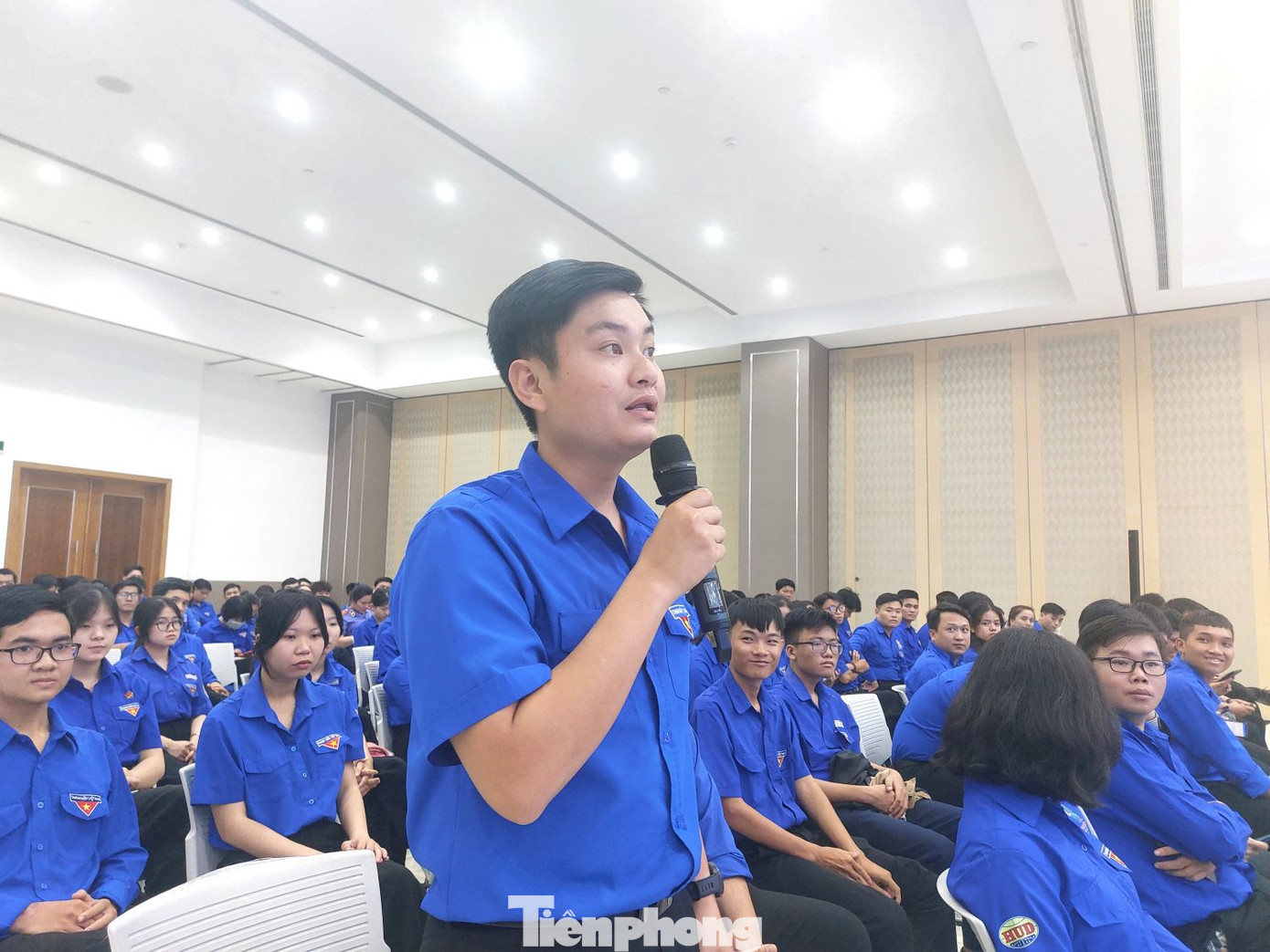 Anh Lê Hồng Quân thuộc đơn vị Thành Đoàn Thủ Dầu Một đặt câu hỏi tại buổi đối thoại.