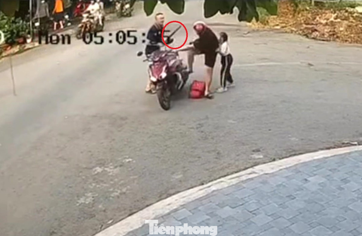 Tài xế ô tô dùng gậy tấn công người đàn ông đang chở con gái