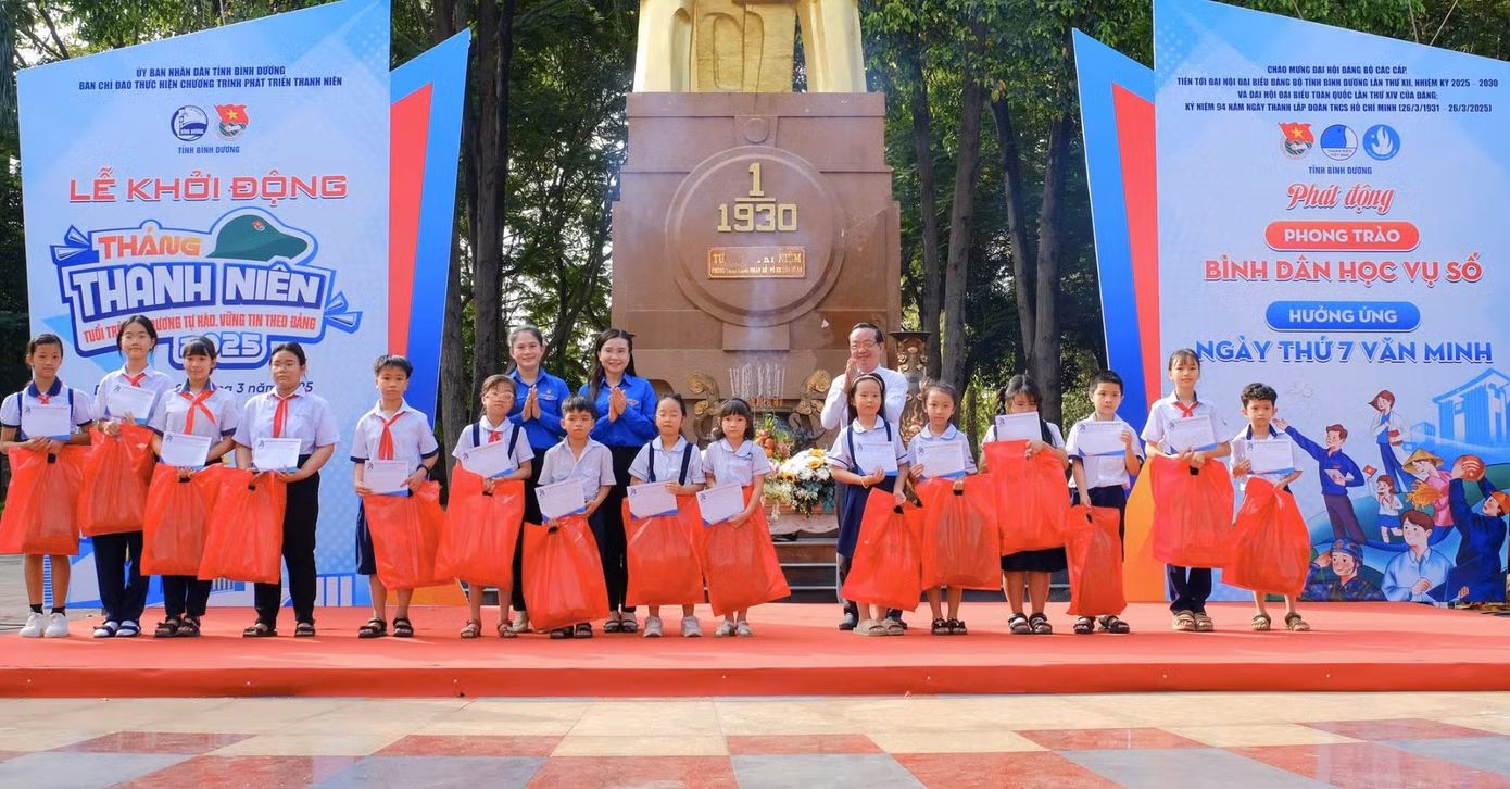Bí thư T.Ư Đoàn, Chủ tịch Hội đồng Đội T.Ư Nguyễn Phạm Duy Trang; ông Bùi Minh Thạnh - Phó chủ tịch UBND tỉnh Bình Dương và Bí thư Tỉnh Đoàn Bình Dương Trần Thị Diễm Trinh trao học bổng cho các em thiếu nhi.