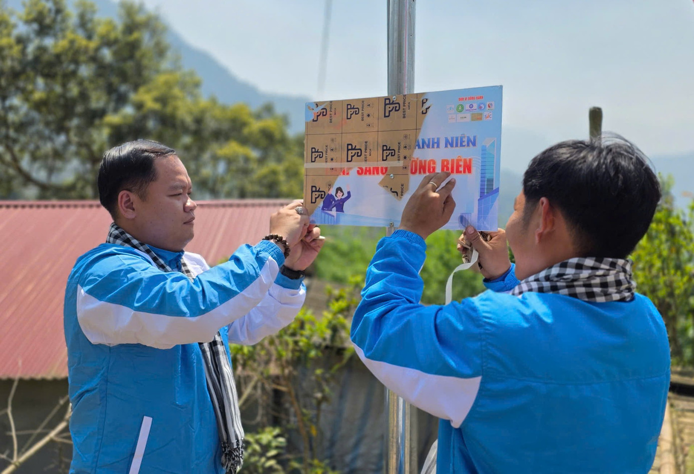 Tuổi trẻ thành phố Dĩ An (Bình Dương) thực hiện công trình &quot;Thắp sáng đường biên&quot; tại huyện Bát Xát (Lào Cai).