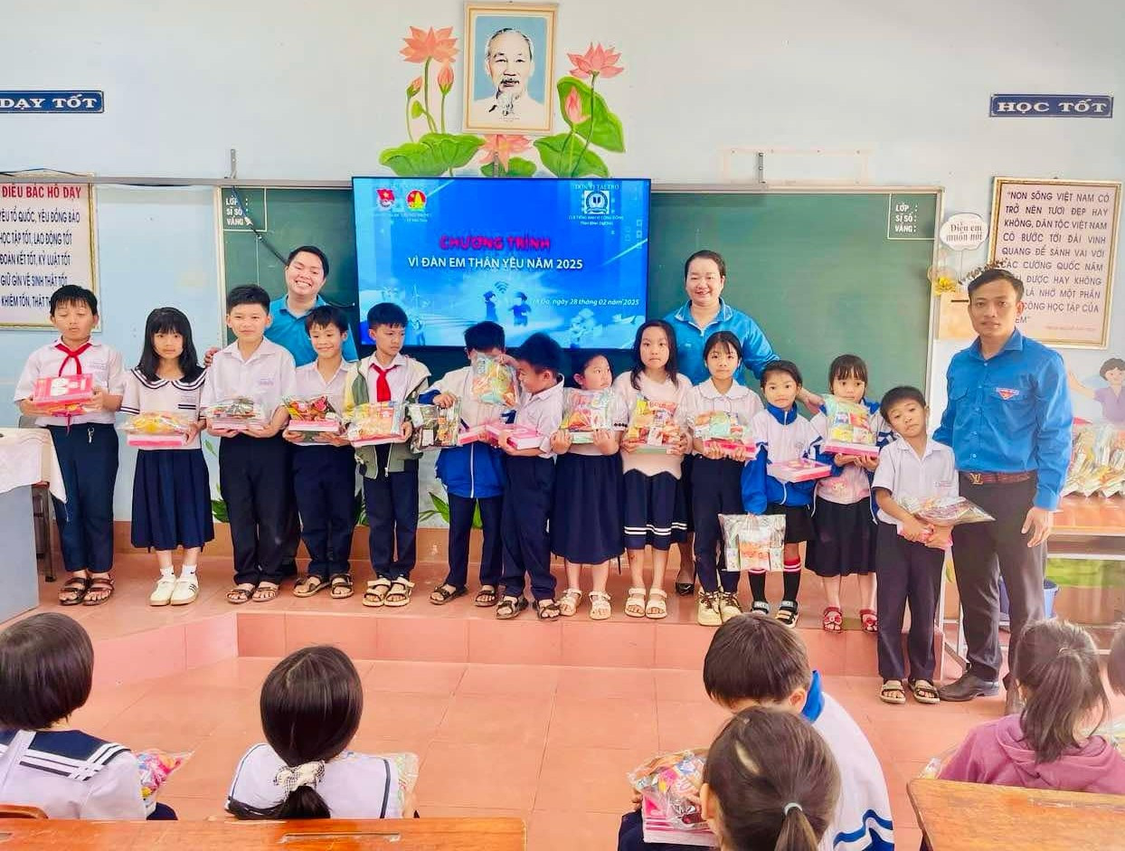 Ban tổ chức tặng quà cho học sinh tiểu học