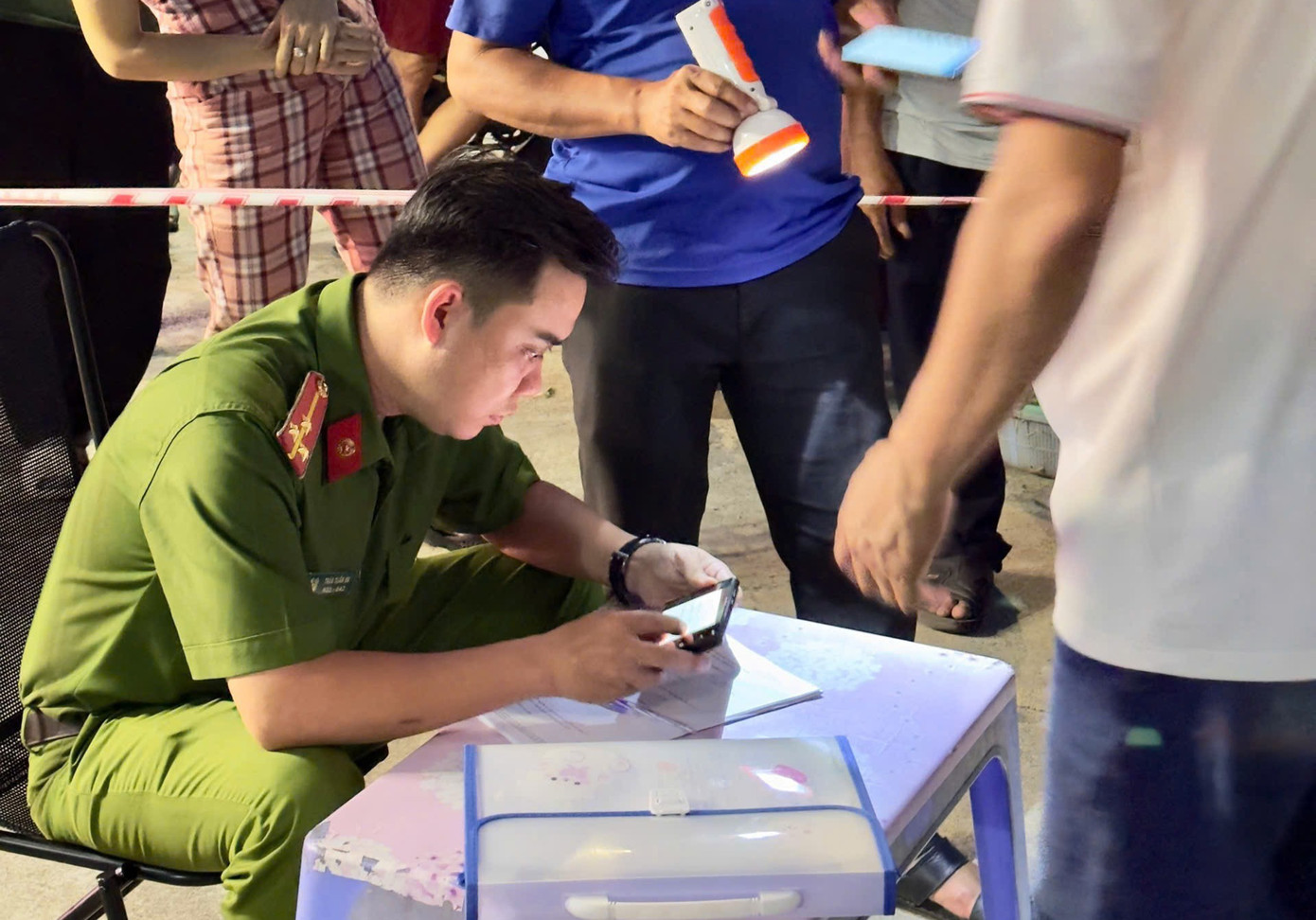 Công an lấy lời khai các nhân chứng