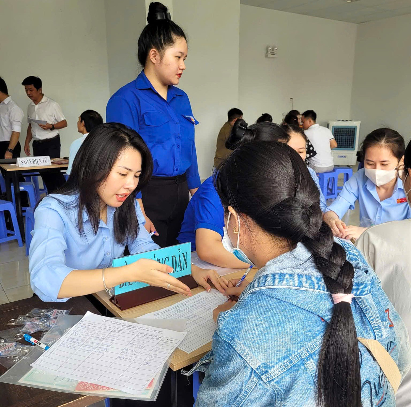 Các bạn trẻ đến tận công ty để hỗ trợ người lao động sử dụng công nghệ trong giải quyết các thủ tục hành chính. Các bạn trẻ đến tận công ty để hỗ trợ người lao động sử dụng công nghệ trong giải quyết các thủ tục hành chính.