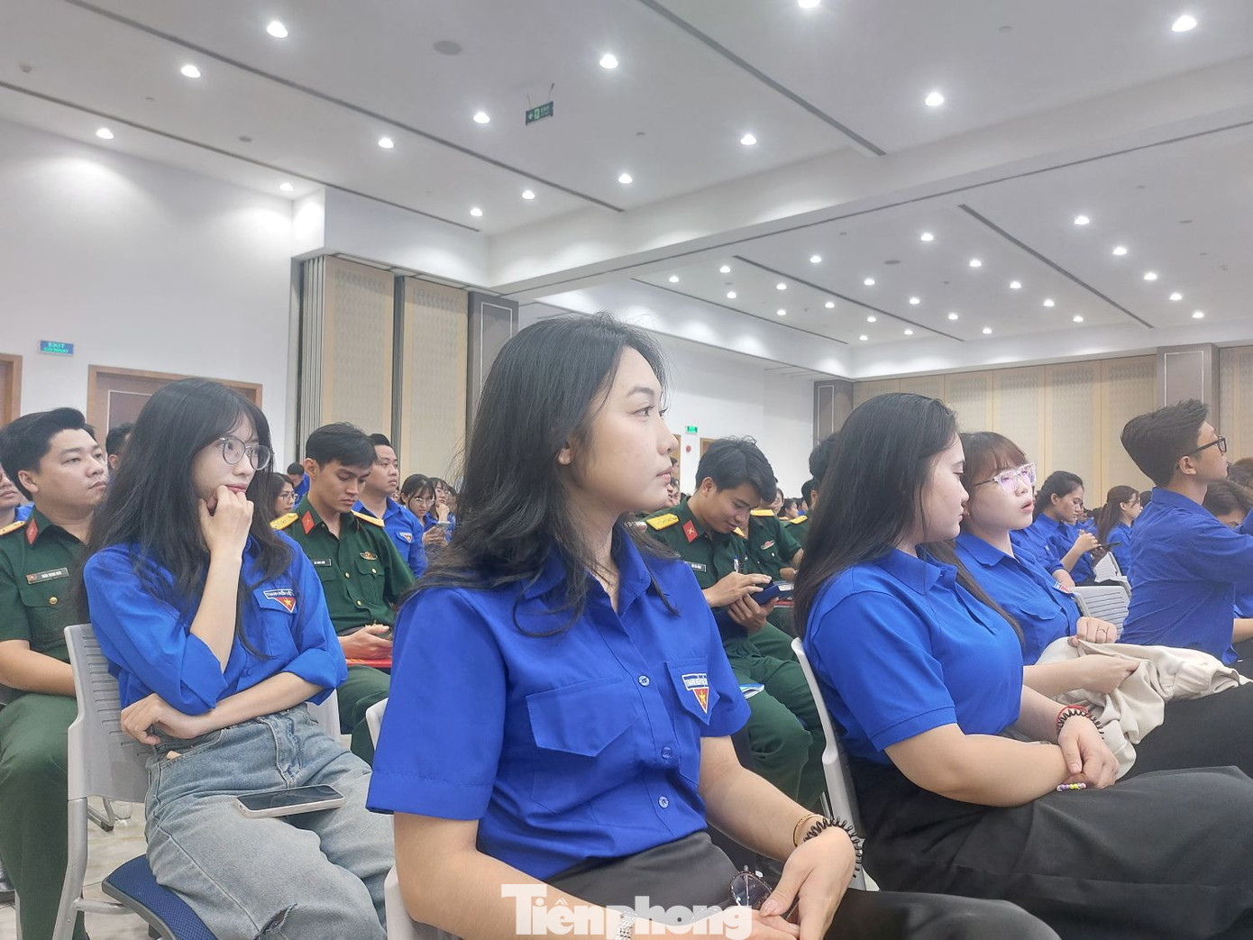 Đoàn viên, thanh niên tham dự buổi gặp gỡ, đối thoại với lãnh đạo tỉnh Bình Dương