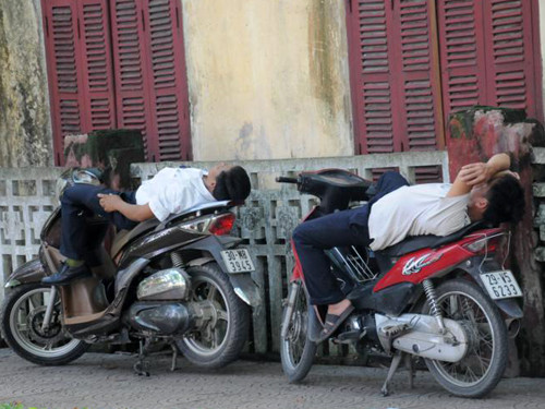 Sau bữa trưa, nhiều phụ huynh và thí sinh cùng tranh thủ nghỉ ngơi, lấy lại sức chiến đấu cho buổi chiều. Sau bữa trưa, nhiều phụ huynh và thí sinh cùng tranh thủ nghỉ ngơi, lấy lại sức chiến đấu cho buổi chiều.