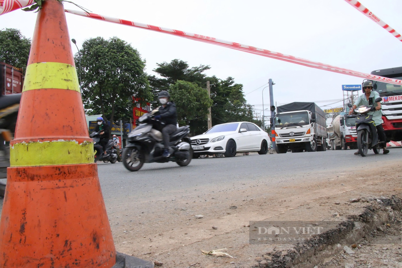 Trước tình trạng giao thông phức tạp, mới đây, Sở GTVT TP.HCM đã triển khai thu hẹp vòng xoay, điều chỉnh tín hiệu giao thông, lắp dải phân cách tách riêng 2 dòng xe máy và ô tô để đảm bảo an toàn giao thông.
