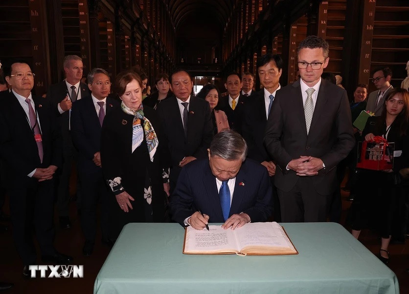 Tổng Bí thư, Chủ tịch nước Tô Lâm ký sổ khách danh dự. (Ảnh: Trí Dũng/TTXVN)