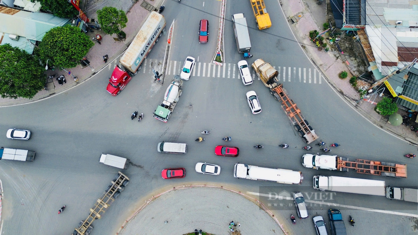 Ghi nhận của PV Dân Việt, nút giao thông vòng xoay Phú Hữu luôn chật kín xe container đi cùng xe máy, xe ô tô nhỏ...
