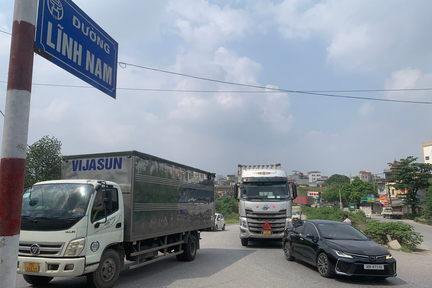 Dù lòng đường hẹp nhưng đường Lĩnh Nam vẫn có nhiều xe tải, xe ben lưu thông qua lại.