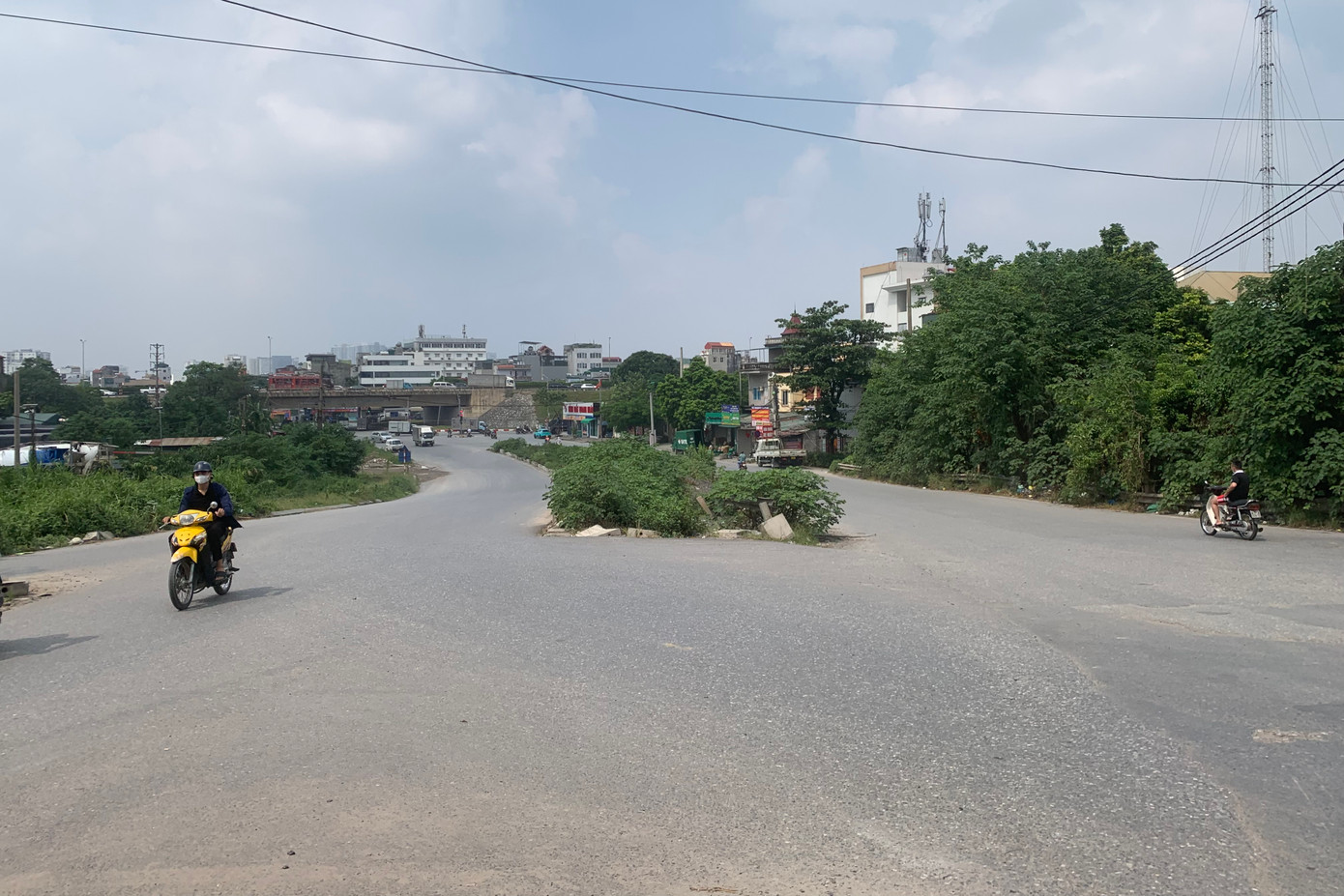 Điểm cuối giao cắt với đê Nguyễn Khoái.