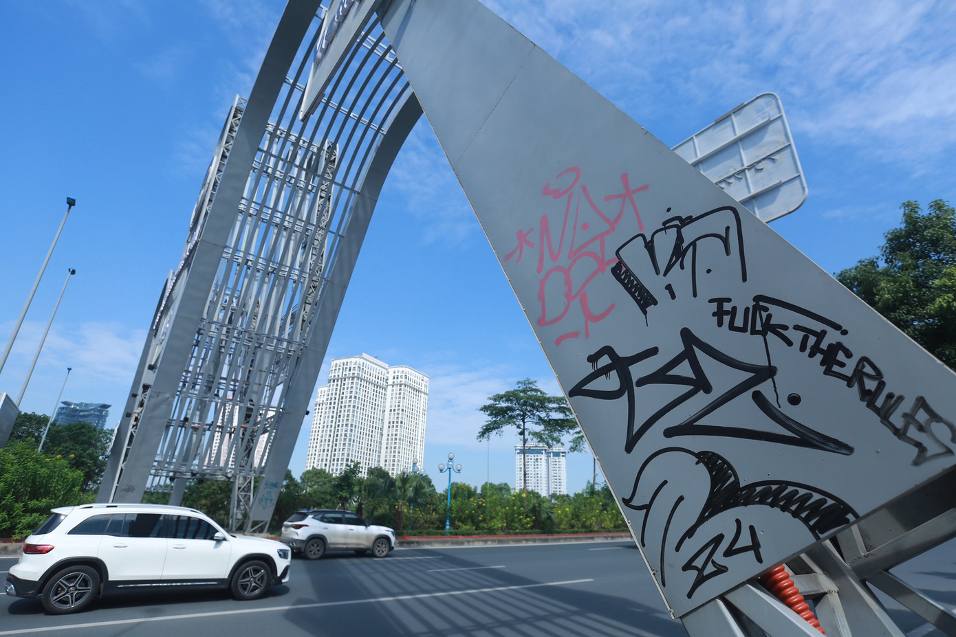 Thời gian gần đây, cổng chào "Hà Nội Thành phố vì hòa bình" bị vẽ bậy chằng chịt, gây mất mỹ quan đô thị.