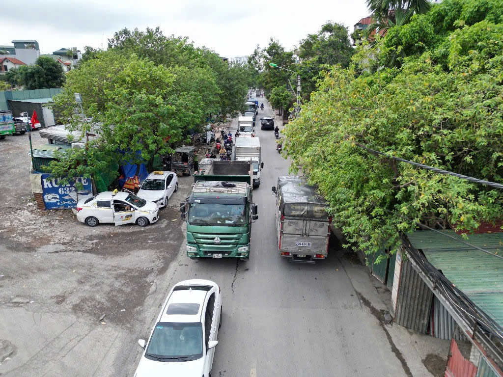 Ghi nhận của PV, con đường này chỉ rộng khoảng 7-8m nhưng phải "gánh" lượng phương tiện lớn mỗi ngày.
