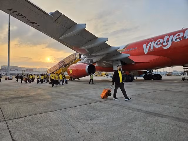 Giá vé máy bay Tết 2025 đang được các hãng hàng không mở bán sớm trước khoảng 4 tháng. Giá vé máy bay Tết 2025 đang được các hãng hàng không mở bán sớm trước khoảng 4 tháng.