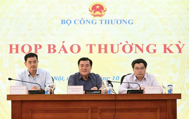 Lãnh đạo Bộ Công Thương trả lời các câu hỏi tại cuộc họp báo. Ảnh: C.Dũng. Lãnh đạo Bộ Công Thương trả lời các câu hỏi tại cuộc họp báo. Ảnh: C.Dũng.