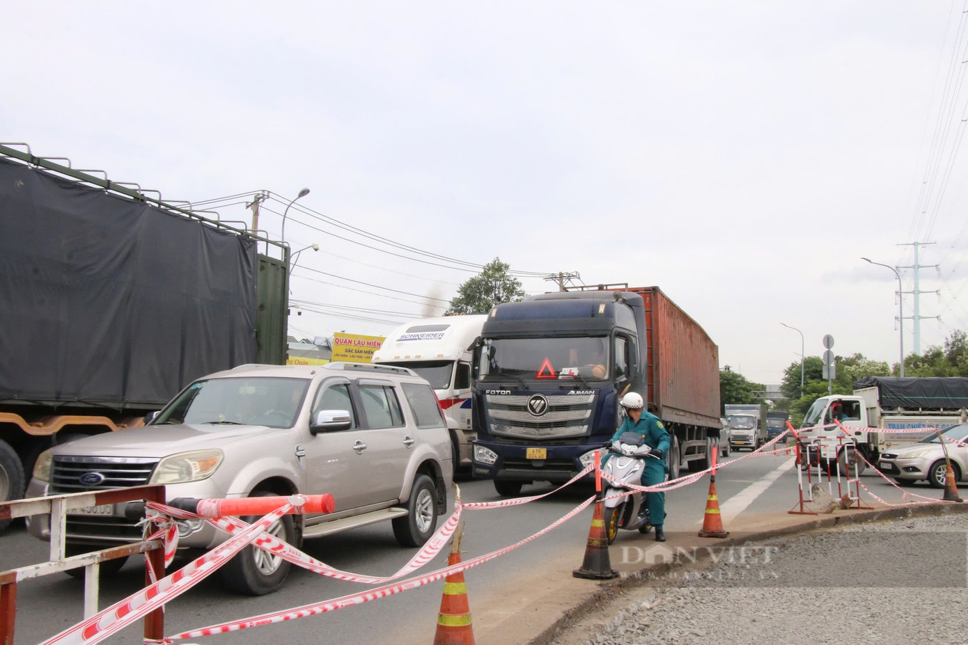 Lượng xe container đổ về từ các hướng, đặc biệt từ cầu Phú Mỹ đi vào đường Nguyễn Duy Trinh hay từ đường Võ Chí Công vào Nguyễn Duy Trinh rất lớn.