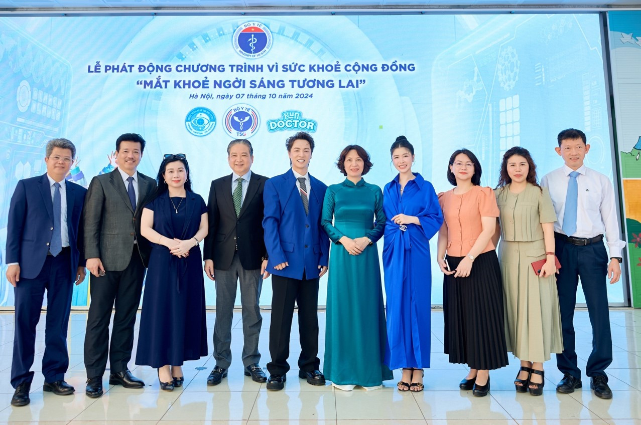 Đại diện Lãnh đạo Bộ Y tế, Đại diện Lãnh đạo Bệnh viện Mắt Trung ương cùng đại diện Công ty CP Sữa Quốc tế LOF, gia đình nghệ sĩ Đăng Khôi trong Lễ phát động chương trình vì sức khỏe cộng đồng “Mắt Khỏe Ngời Sáng Tương Lai”