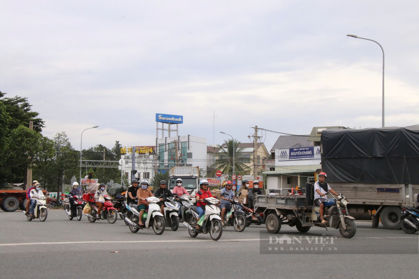 Cụ thể, vòng xoay Phú Hữu sẽ được thu hẹp vào trong để tăng diện tích mặt đường khoảng 7,5m. Đồng thời, di dời trụ đèn tín hiệu giao thông vào phía nút giao, tách pha riêng cho xe máy và các loại xe ô tô trên đường Nguyễn Duy Trinh (cả 2 hướng vào nút giao).