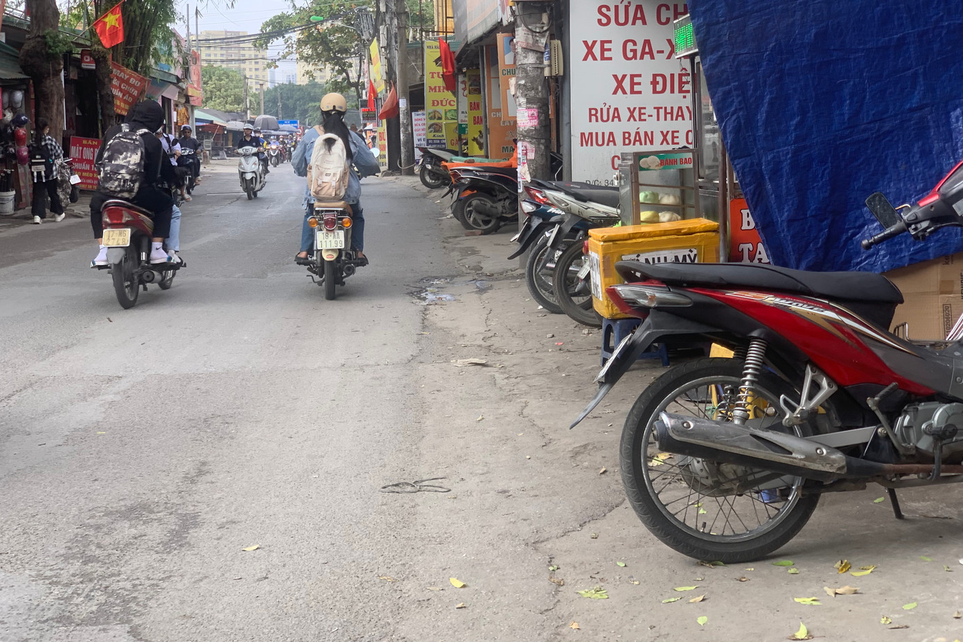 Nhiều đoạn trên đường Lĩnh Nam gần như không có vỉa hè.