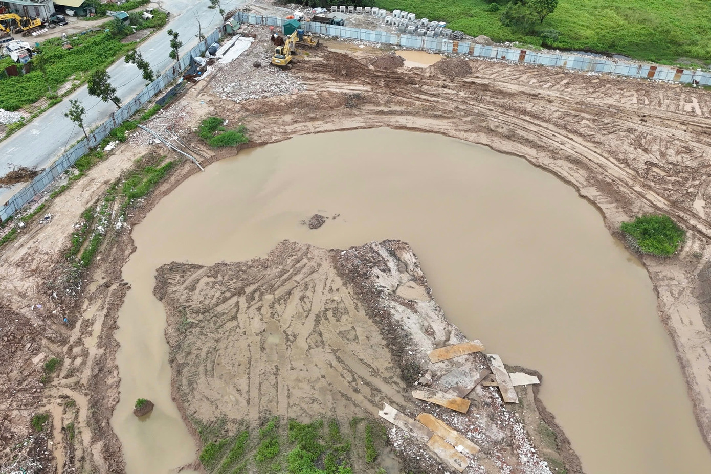 Dự án sẽ xây dựng hồ điều hòa, công viên cây xanh, quảng trường kết hợp hệ thống các sân chơi, sân thể dục thể thao có bố trí các dụng cụ tập ngoài trời, đường dạo, sân đỗ xe, bến lấy nước, vườn hoa, thảm cỏ, chòi nghỉ, đài phun nước, cây xanh bóng mát và các khu phụ trợ.