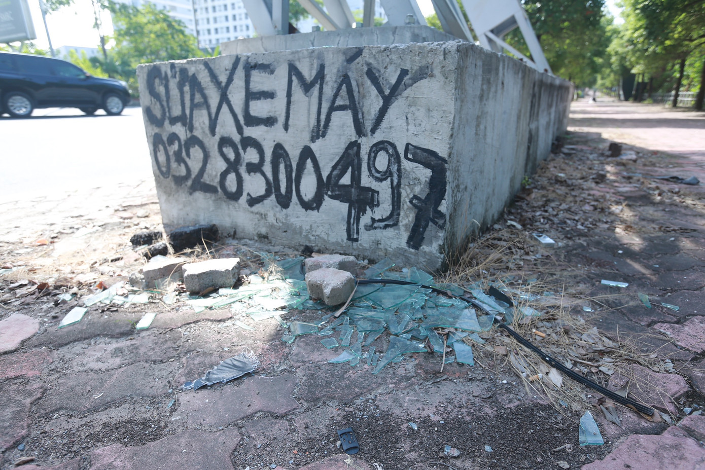 Theo Nghị định 144/2021/NĐ-CP, hành vi “phun sơn, viết, vẽ, dán, gắn hình ảnh, nội dung lên tường, cột điện hoặc các vị trí khác tại khu vực dân cư, nơi công cộng, khu chung cư, nơi ở của công dân hoặc các công trình khác mà không được phép của cơ quan có thẩm quyền” sẽ bị phạt tiền từ 1 - 2 triệu đồng. Nếu hủy hoại hoặc cố ý làm hư hỏng tài sản của cá nhân, tổ chức có thể bị phạt tiền từ 3 - 5 triệu đồng.