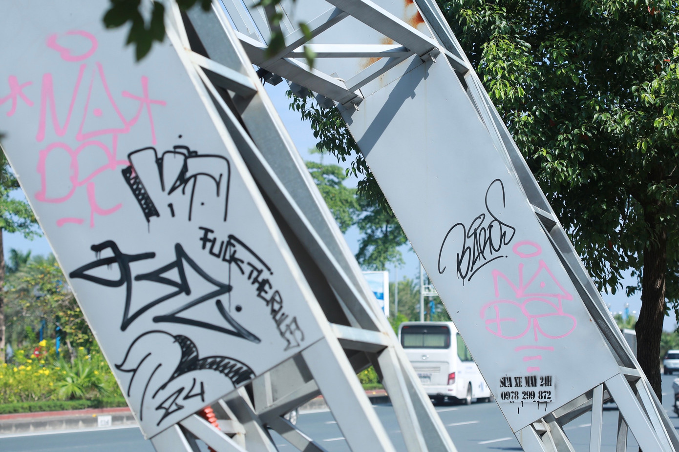 Ghi nhận của Tiền Phong sáng 30/10, chân cổng chào và các khung thép bị phủ kín bởi các hình vẽ kỳ quái và các ký tự lạ.