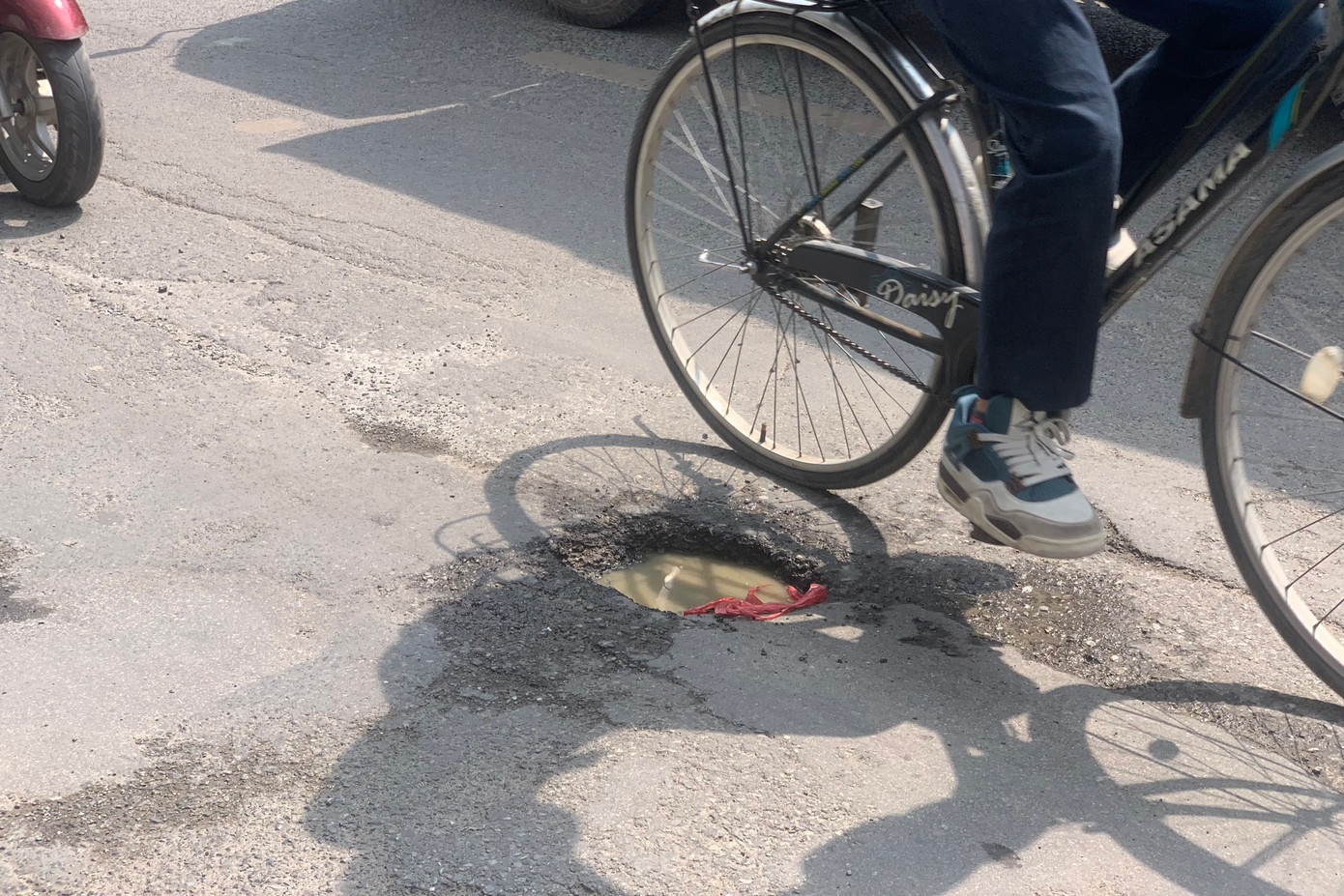 Mặt đường tại đây đang dần xuống cấp, xuất hiện "ổ voi, ổ gà"