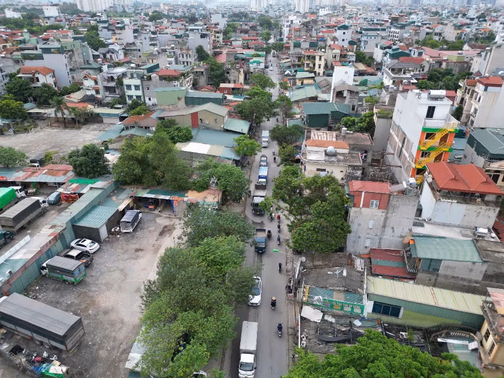 Mới đây, UBND thành phố Hà Nội ban hành quyết định về việc phê duyệt điều chỉnh thời gian thực hiện, nâng cấp, mở rộng đường Lĩnh Nam (quận Hoàng Mai) theo quy hoạch, hoàn thành vào năm 2027.