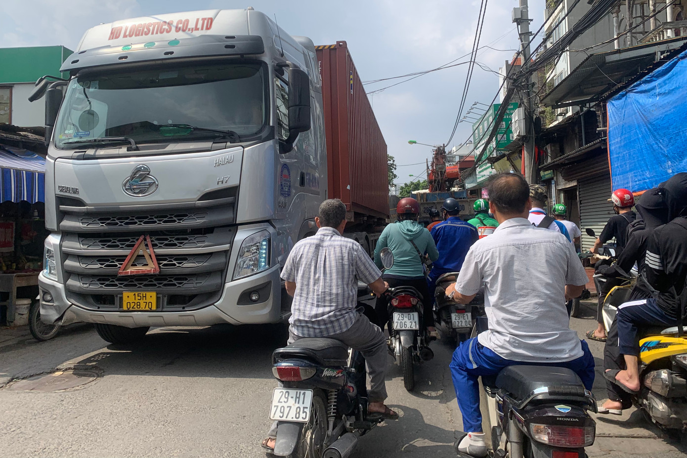 Người dân luôn lo lắng khi di chuyển trên tuyến đường này do tại đây thường xuất hiện các xe tải trọng lớn, xe ben, xe container...