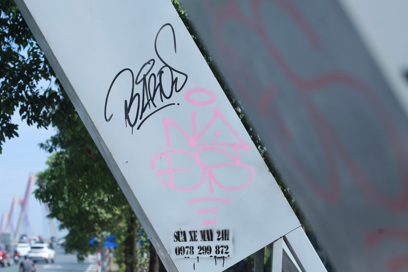 Ghi nhận của Tiền Phong sáng 30/10, chân cổng chào và các khung thép bị phủ kín bởi các hình vẽ kỳ quái và các ký tự lạ.