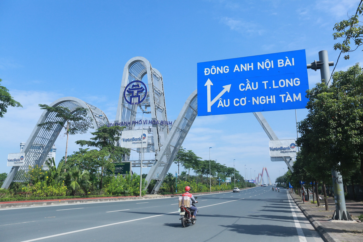 Cổng chào hình cánh chim bồ câu với dòng chữ "Thành phố vì hòa bình" nằm trên trục đường Võ Chí Công là cửa ngõ ra, vào Thủ đô Hà Nội. Tuyến đường được thiết kế hiện đại với 8 làn xe, kết nối trung tâm Hà Nội với khu vực phía Bắc, Cảng hàng không quốc tế Nội Bài.