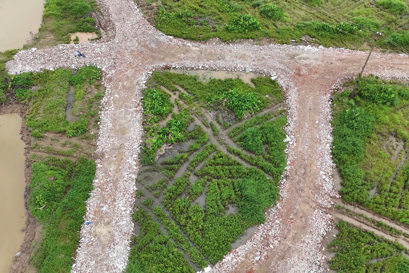 Dự án được triển khai từ năm 2023, Theo ghi nhận của PV, đơn vị thi công đang thực hiện phần san lấp phế liệu xây dựng để làm đường công vụ.