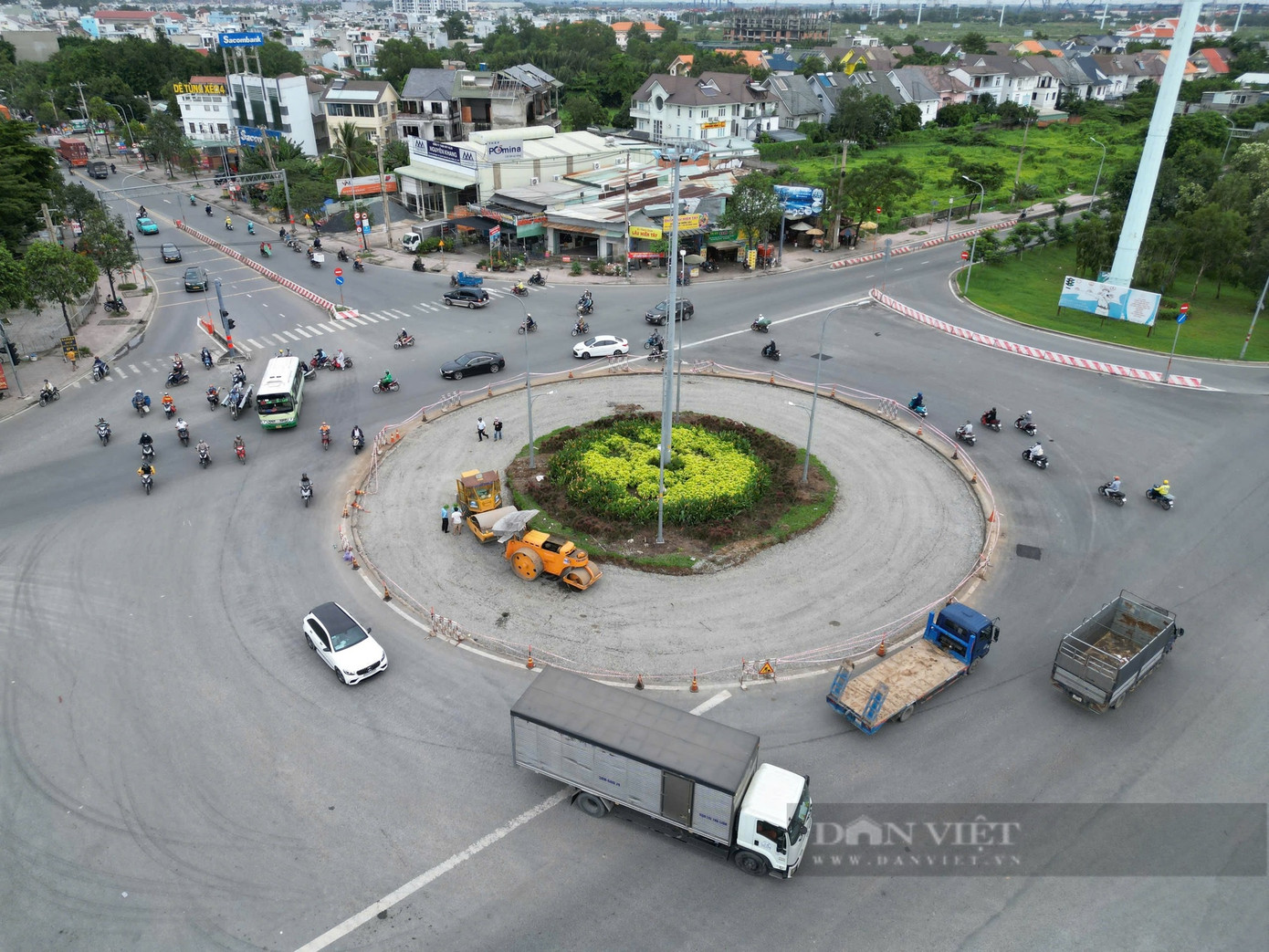 Anh Thanh Hà (trú TP.Thủ Đức) chia sẻ: "Đây là tuyến đường tôi đi làm qua mỗi ngày nên hiểu rõ sự nguy hiểm, bất cập. Nguy hiểm lớn nhất là có quá nhiều xe container đi song song với xe máy, xe ô tô nhỏ. Ở đây mạnh ai nấy chạy, có chỗ trống là chen vào. Đi qua đoạn này lúc nào tôi cũng thót tim".