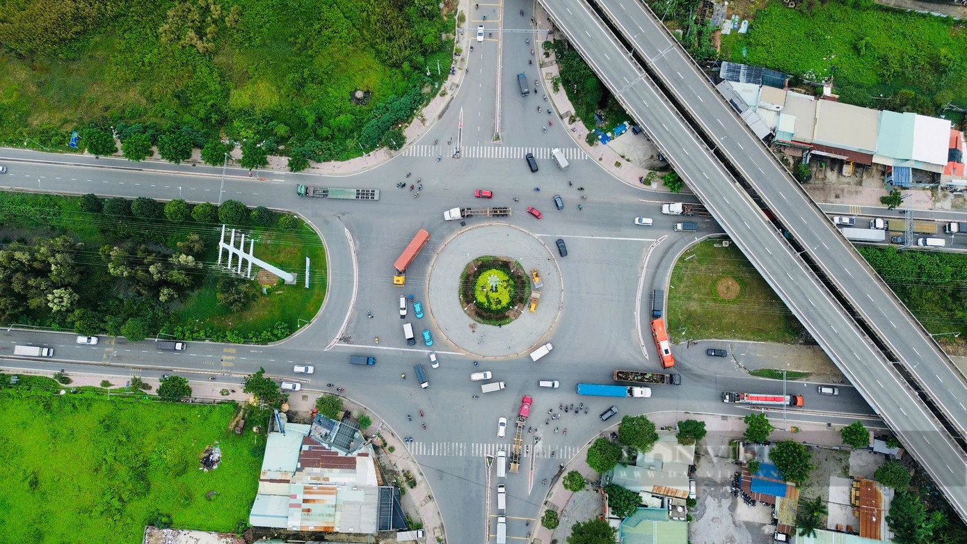 Vòng xoay Phú Hữu (TP.Thủ Đức, TP.HCM) được mệnh danh là nút giao "tử thần" bởi thời gian qua, nơi đây liên tiếp xảy ra các vụ tai nạn thương tâm.