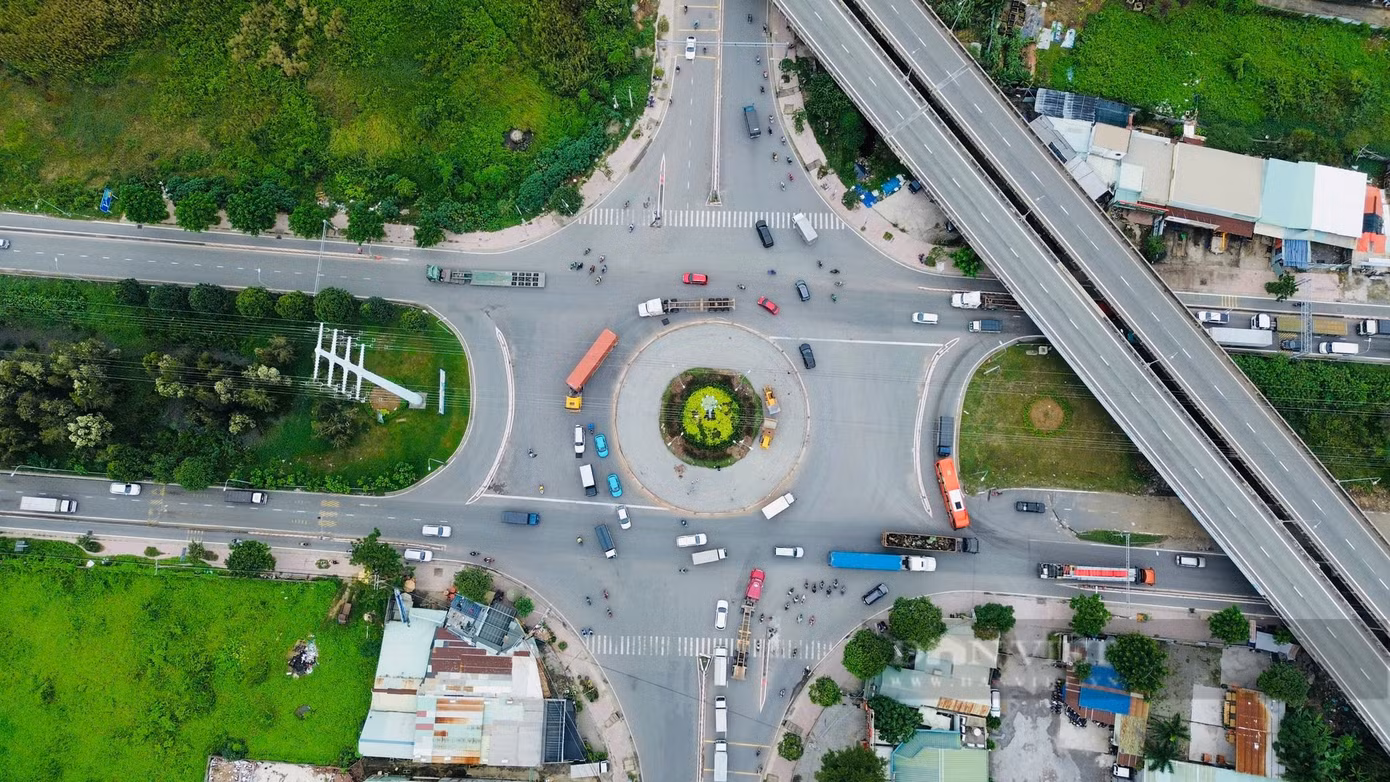 Vòng xoay Phú Hữu (TP.Thủ Đức, TP.HCM) được mệnh danh là nút giao "tử thần" bởi thời gian qua, nơi đây liên tiếp xảy ra các vụ tai nạn thương tâm.