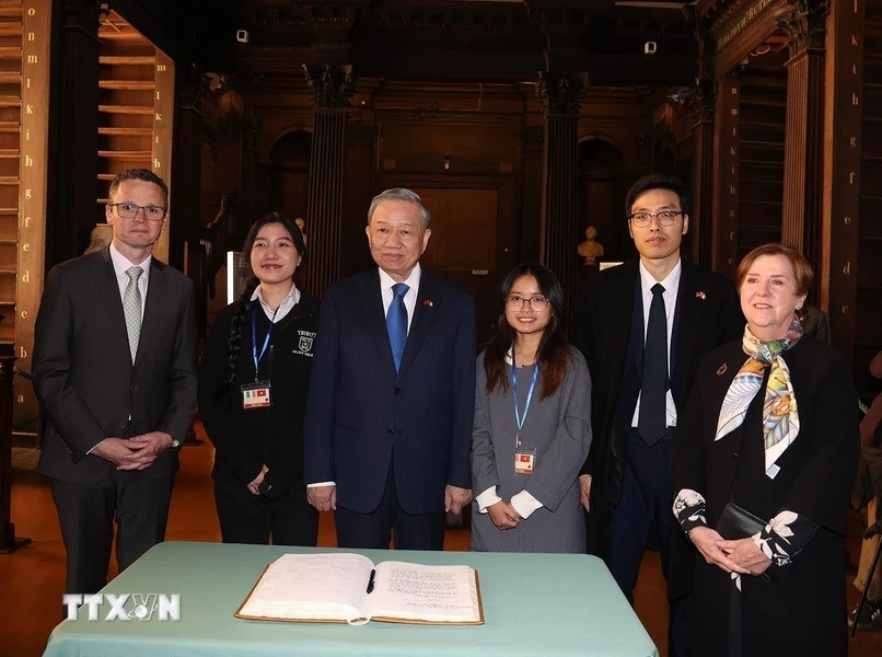 Tổng Bí thư, Chủ tịch nước Tô Lâm chụp ảnh chung cùng các sinh viên đang học tại trường. (Ảnh: Trí Dũng/TTXVN)