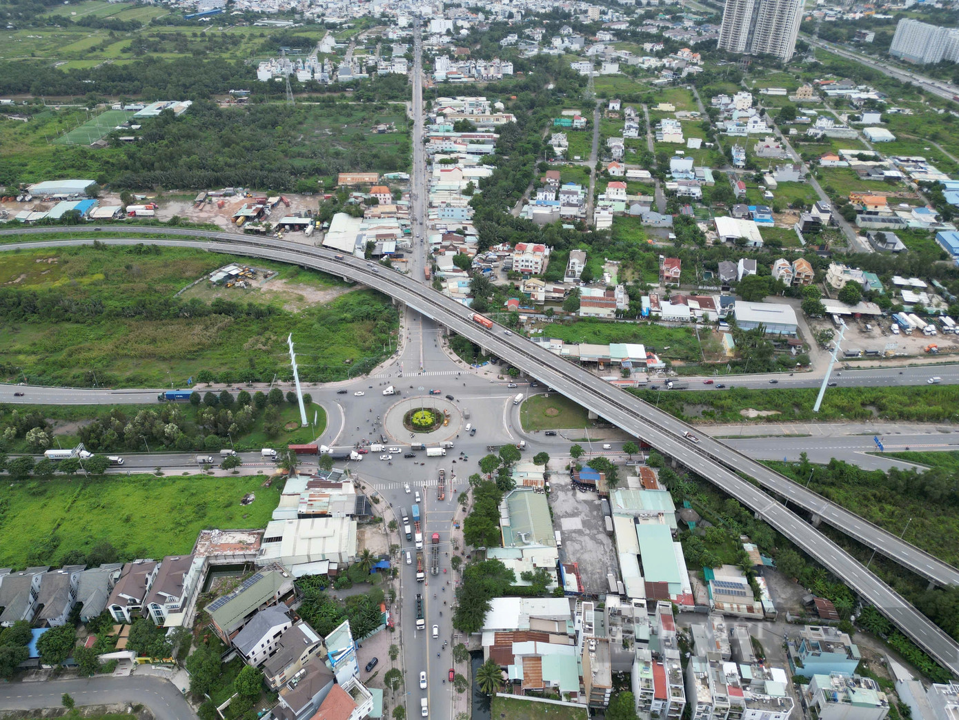 Sở GTVT TP cũng sẽ lắp đặt dải phân cách bê tông để tách riêng xe máy với các loại xe container, ô tô... trên đường Nguyễn Duy Trinh; lắp đặt đèn tín hiệu giao thông hoạt động theo chế độ 3 pha, trong đó, pha 1 dành cho xe 2 bánh ở 4 hướng lưu thông; pha 2 dành cho xe ô tô trên đường Võ Chí Công lưu thông và pha 3 dành cho xe ô tô trên đường Nguyễn Duy Trinh lưu thông. Đơn vị cũng lắp đặt thêm biển cảnh báo tại khu vực nút giao và kẻ vạch sơn giảm tốc độ (dày 6mm) trên các tuyến đường Võ Chí Công, Nguyễn Duy Trinh hướng vào vòng xoay. Dự kiến, các công việc trên sẽ hoàn thành trong tháng 10/2024.